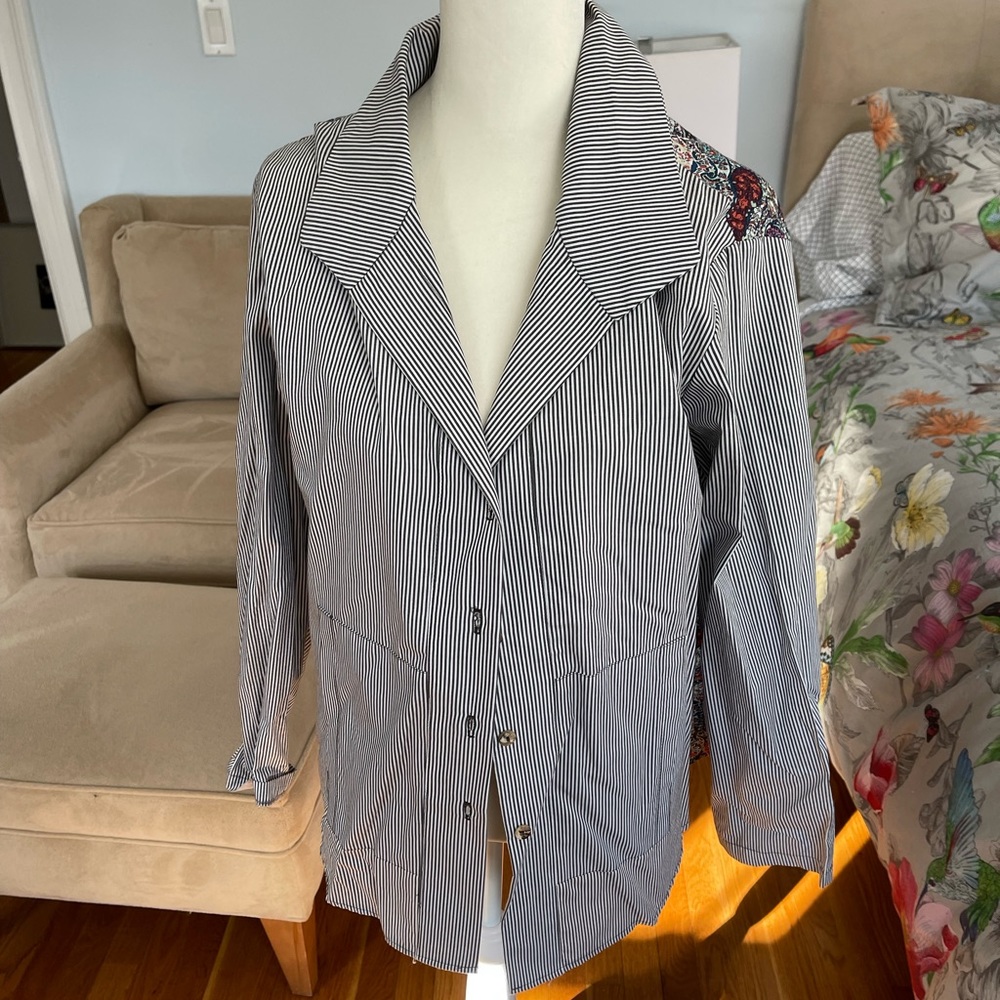 V-neck Striped and Paisley button down blouse loose fitting very light weight